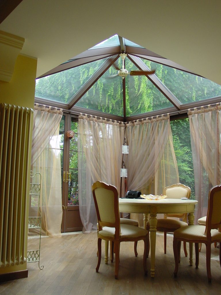 Interno di veranda con copertura vetrata