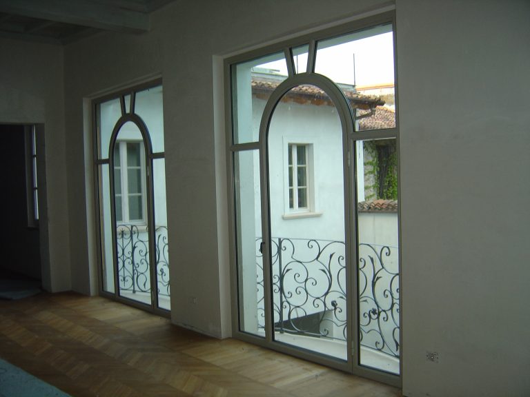 Porte-finestre ad arco in alluminio