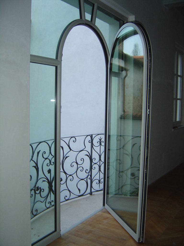 Porta-finestra ad arco in alluminio aperta