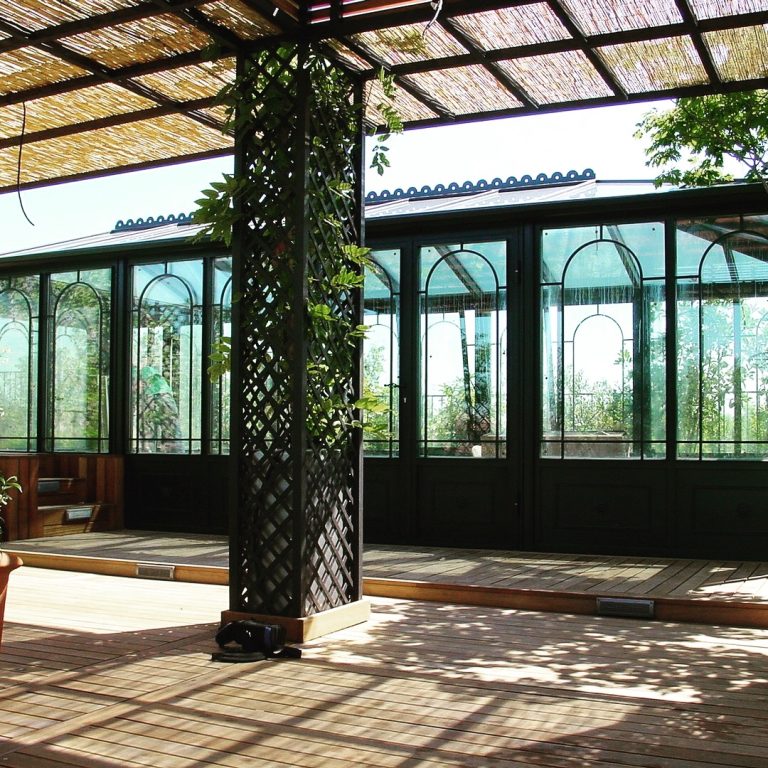 Veranda in ferro verde con pergolato